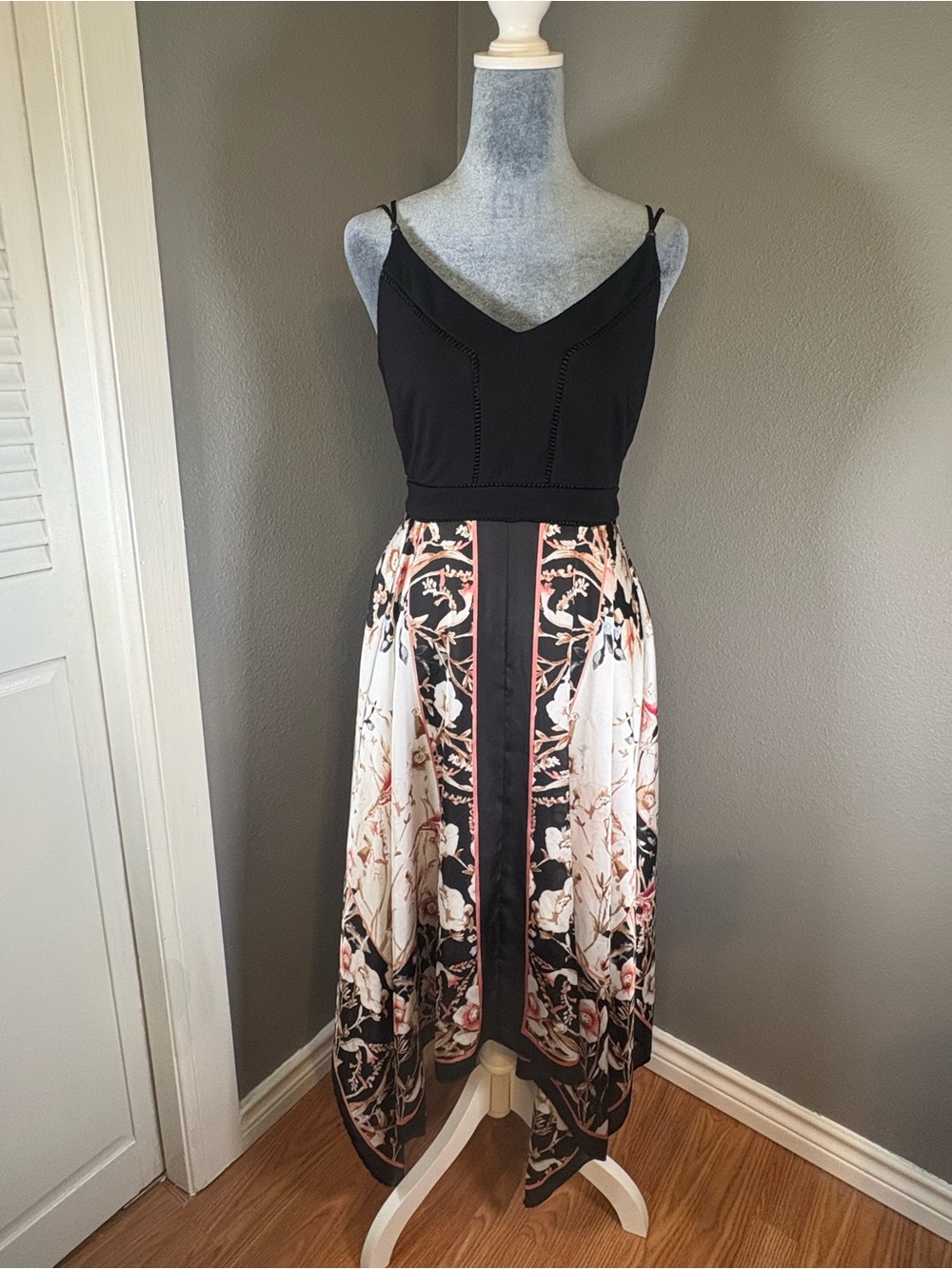 White House Black Market Dress Scarf Print Handkerchief Hem Size 0 - Picture 2 of 14